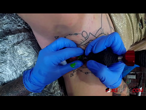 ❤️ Sully Savage yang sangat bertato membuat tato di klitorisnya ❤️❌ Video sialan di id.tubeporno.xyz